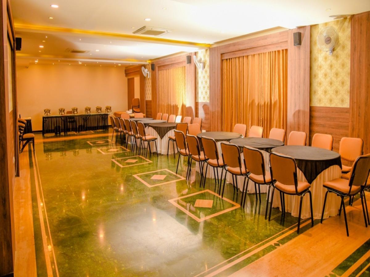 Royal Inn Khandwa Buitenkant foto