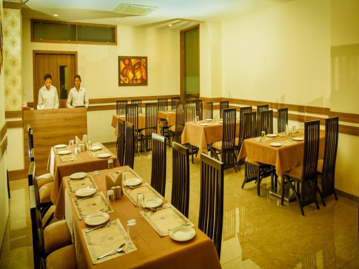 Royal Inn Khandwa Buitenkant foto