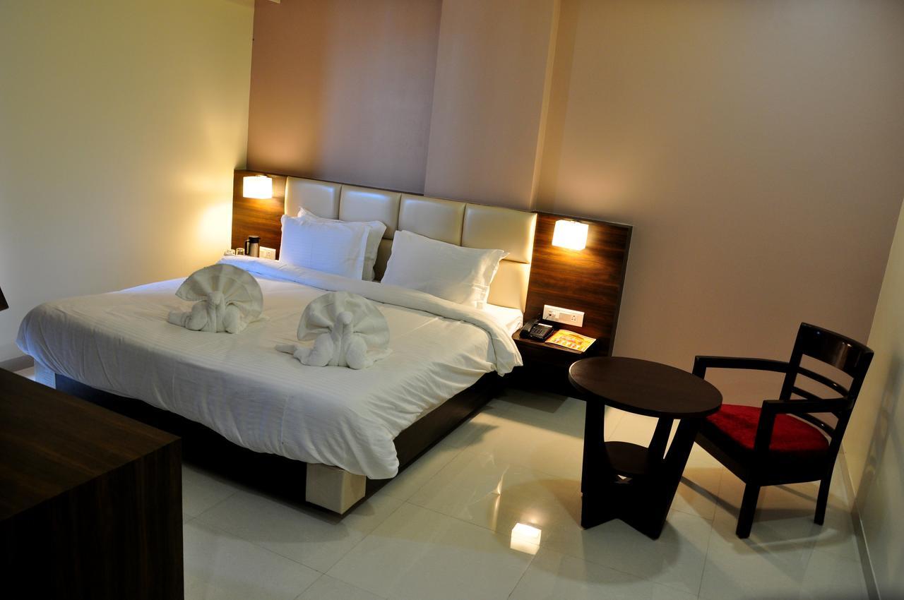 Royal Inn Khandwa Buitenkant foto